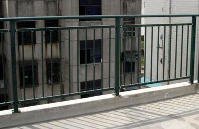 貴州鋅鋼陽(yáng)臺(tái)護(hù)欄廠家在房屋建筑工程中的關(guān)鍵作用